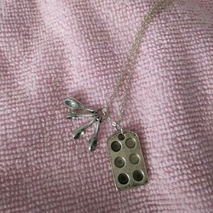 Baking necklace